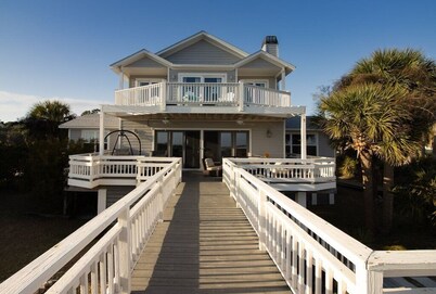 Flexible booking! Oceanfront, 5 bedrooms w/ 4 ensuite, spacious, & beach items.