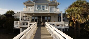 Flexible booking! Oceanfront, 5 bedrooms w/ 4 ensuite, spacious, & beach items.