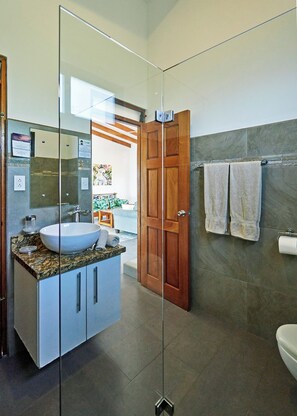 Douche, sèche-cheveux, serviettes fournies, savon
