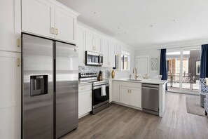 冷蔵庫、電子レンジ、オーブン、コンロ