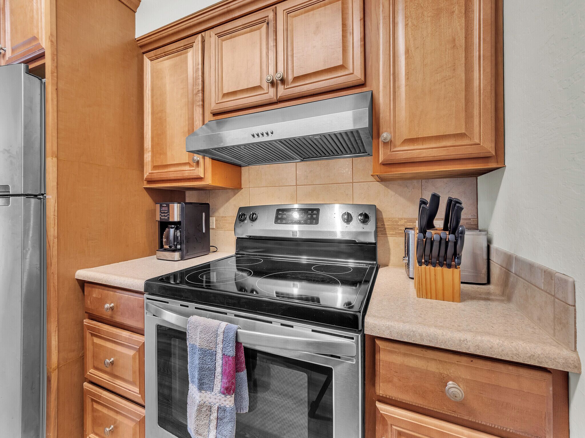 Jääkaappi, uuni, liesi, astianpesukone