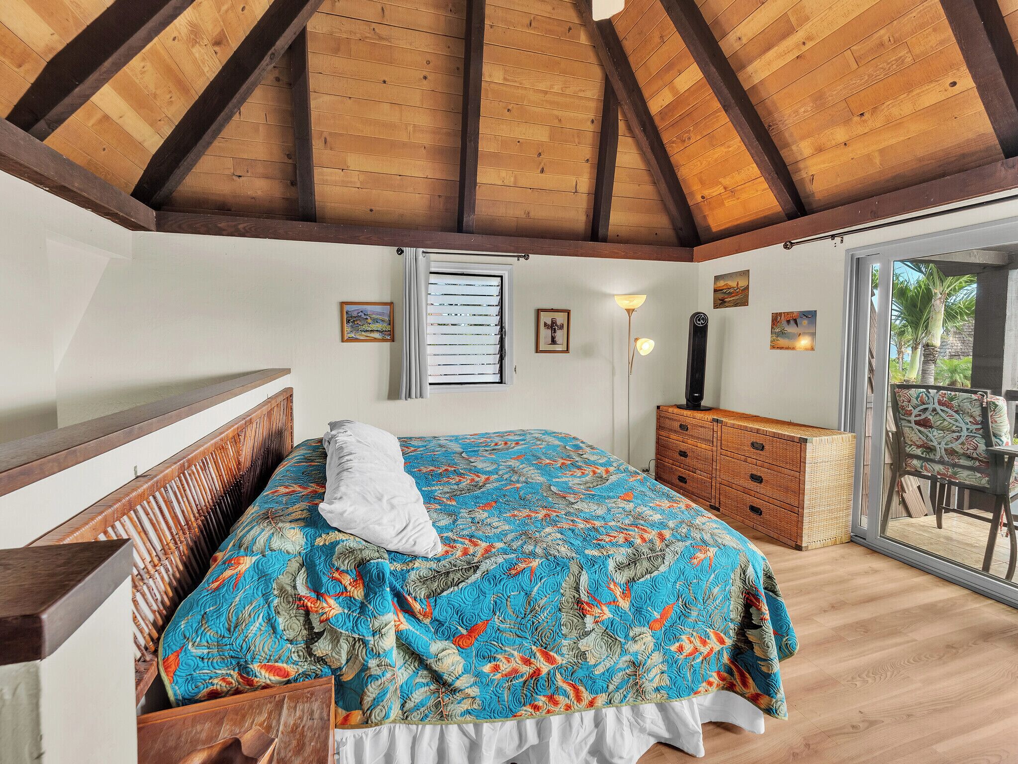 2 makuuhuonetta, työpöytä, Wi-Fi, vuodevaatteet