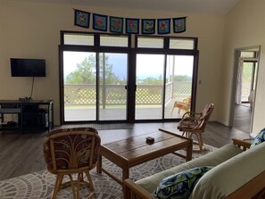 TV - 2 Bedroom / 2 Bath Home on Golf Course with Stunni (Naalehu)