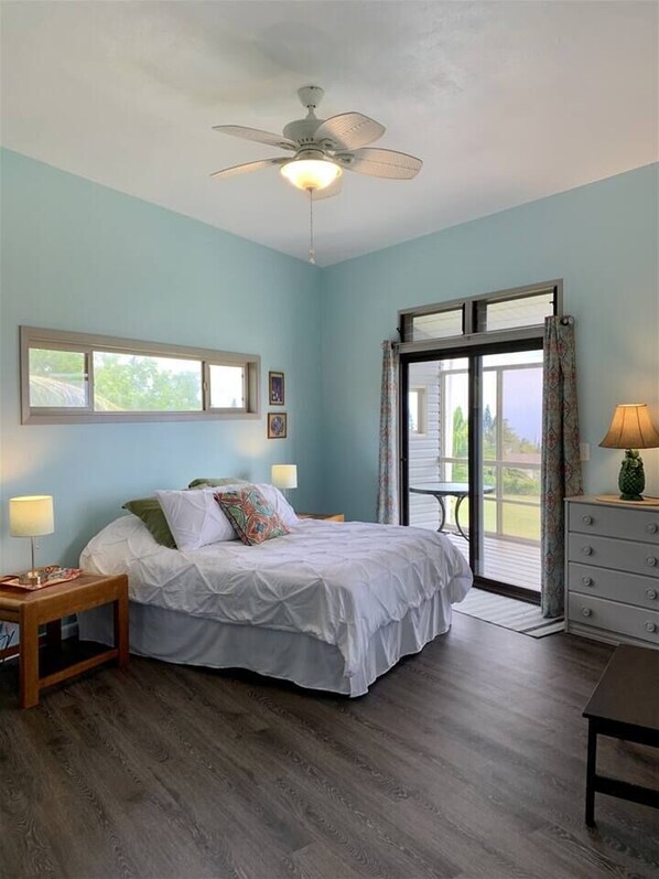 Desk, WiFi, bed sheets