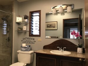 浴槽、ヘアドライヤー、タオル