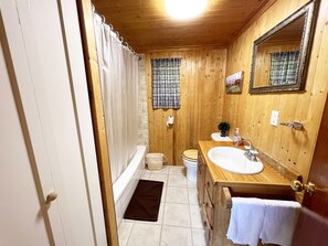 Baita Comfort (B) | Bagno | Doccia, soffione a pioggia, asciugacapelli, asciugamani