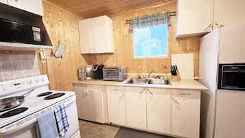 Economy Cabin (C) | Private kitchen | Coffee/tea maker