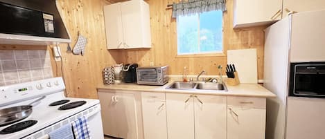 Economy Cabin (C) | Private kitchen | Coffee/tea maker