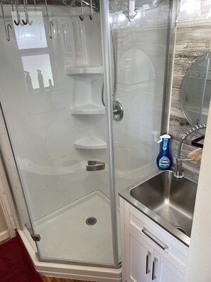 淋浴设施、吹风机、毛巾、肥皂