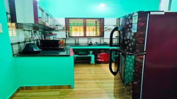 Batterie de cuisine, vaisselle et ustensiles