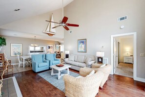 Televisión de pantalla plana, chimenea y reproductor de DVD