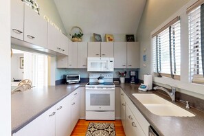 Réfrigérateur, four à micro-ondes, un four, surface de cuisson