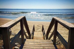 På stranden