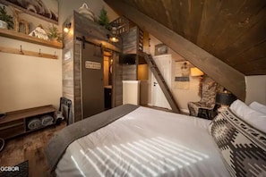2 bedrooms, desk, iron/ironing board, free WiFi - Modern/Rustic 2-bedroom Townhouse + Bonus Loft (Winter Park)