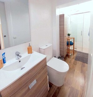 Combined shower/tub, towels