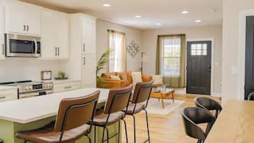 Réfrigérateur, four à micro-ondes, un four, surface de cuisson