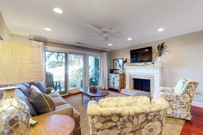 Smart TV, chimenea y reproductor de DVD 