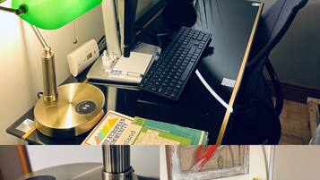Un espace de travail comprenant un bureau, un ordinateur, un clavier, une lampe et une plante.