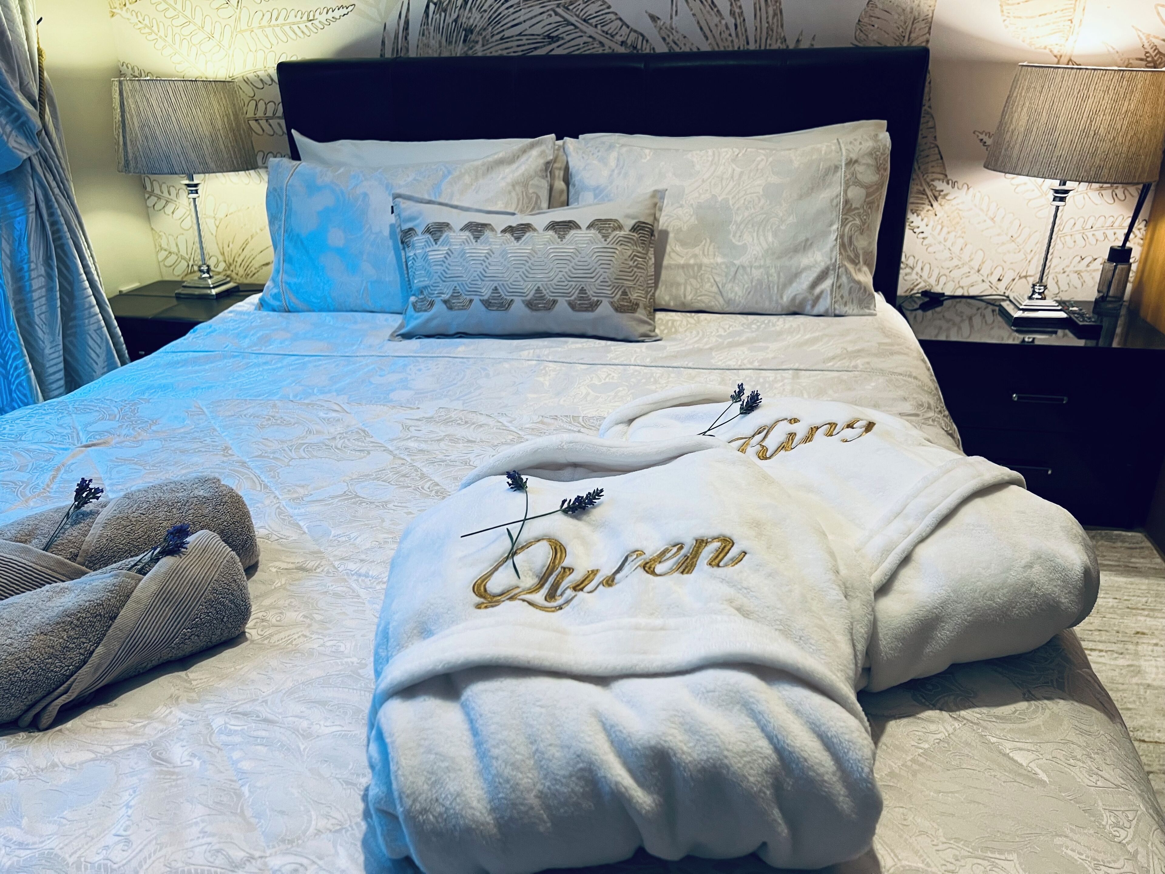 2 bedrooms, in-room safe, desk, iron/ironing board