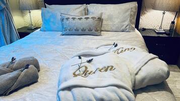 2 bedrooms, in-room safe, desk, iron/ironing board