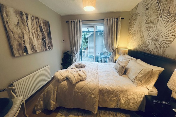 2 soverom, safe på rommet, skrivebord og strykejern/-brett