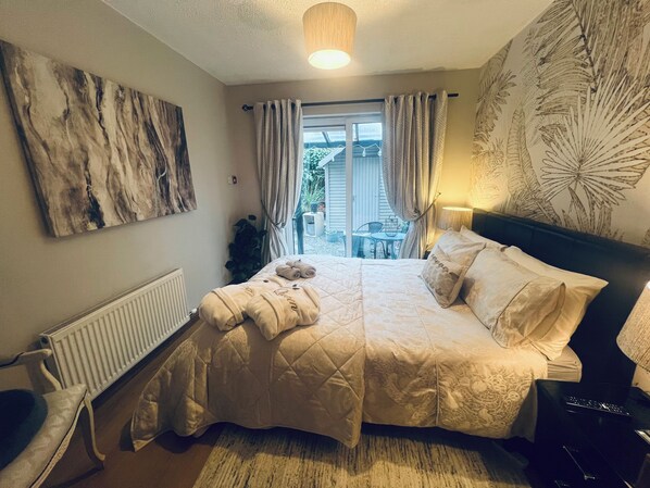 2 bedrooms, in-room safe, desk, iron/ironing board