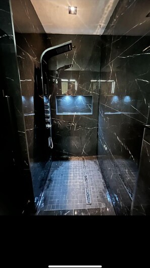 Ducha, secador de pelo, toallas, jabón