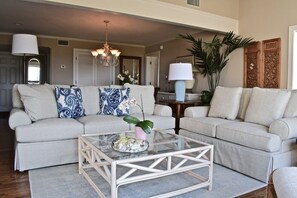 Televisión, chimenea y reproductor de DVD 