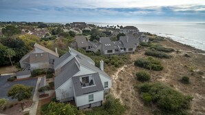Uma área residencial costeira com casas, algumas com vista para o mar.