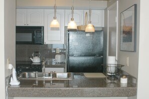 冰箱、微波炉、烤箱、炉灶