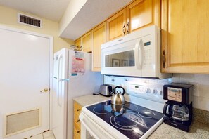 Fridge, microwave, oven, stovetop - Seabrook Exclusives | 1347 Pelican Watch (Seabrook Island)