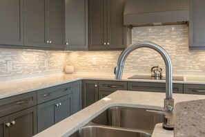 Fridge, microwave, oven, stovetop - Seabrook Exclusives | 1373/74 Pelican Watch (Seabrook Island)