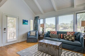 TV, fireplace, DVD player