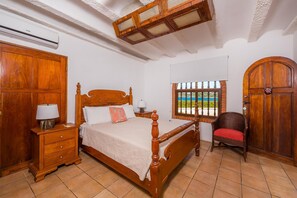 7 habitaciones, tabla de planchar con plancha y cuna de viaje