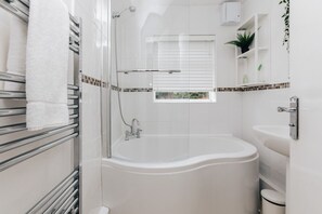 Ensemble douche/baignoire, serviettes fournies