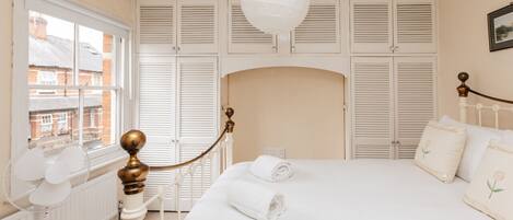 3 bedrooms, iron/ironing board, free WiFi, bed sheets