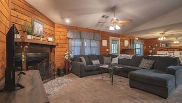 Una televisión, una chimenea