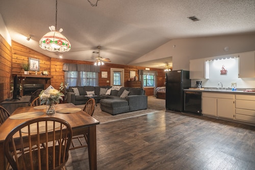 Cabin I at Safe Harbor Brady Mountain on Lake Ouachita!