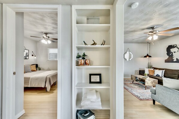 2 habitaciones, escritorio y tabla de planchar con plancha