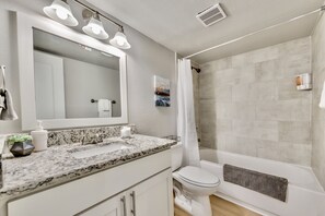 Tina con regadera, secadora de cabello, toallas, jabón