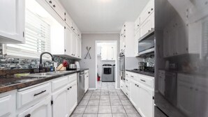 Kaffetrakter/tekoker, kjøleskap, mikrobølgeovn og ovn