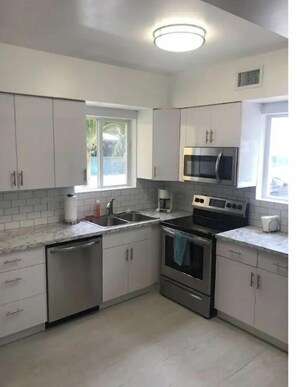 Frigorifero, forno, piano cottura, pentole/stoviglie/utensili