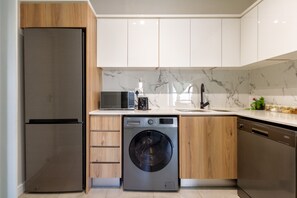 Frigorifero, microonde, forno, piano cottura