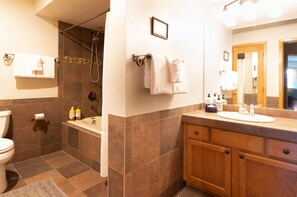 Combined shower/bathtub, jetted bath, hair dryer, towels - Spacious Breck Hideaway. Hot Tub. On Town Bus. (Breckenridge)