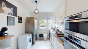 Jääkaappi, mikroaaltouuni, uuni, liesi