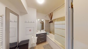 Een douche, een haardroger, handdoeken, zeep