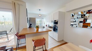 Frigorífico, microondas, horno y placa de cocina