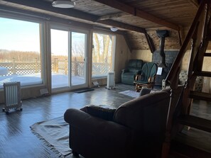 Interior - Rustic Waterfront, Lakeside Cottage with Stunning Views 1 hour from Winnipeg. (Oak Point)