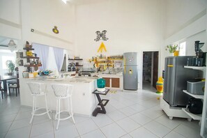 Refrigerador, horno, utensilios de cocina