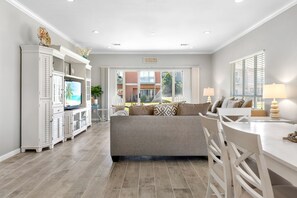 Smart TV, video games, books - Updated Beach House just steps to Community Pool , 5 min Walk to Beach and shops (Miramar Beach)